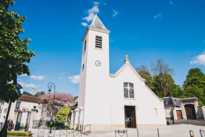Eglise blanche avec un clocher - Agrandir l'image 3 sur 3, fenêtre modale