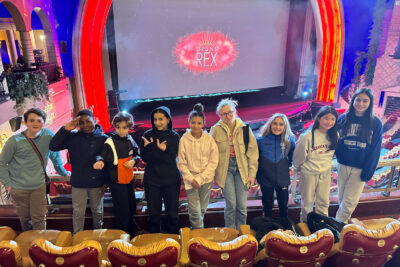 Jeunes dans une salle de cinéma - Agrandir l'image 4 sur 12, fenêtre modale