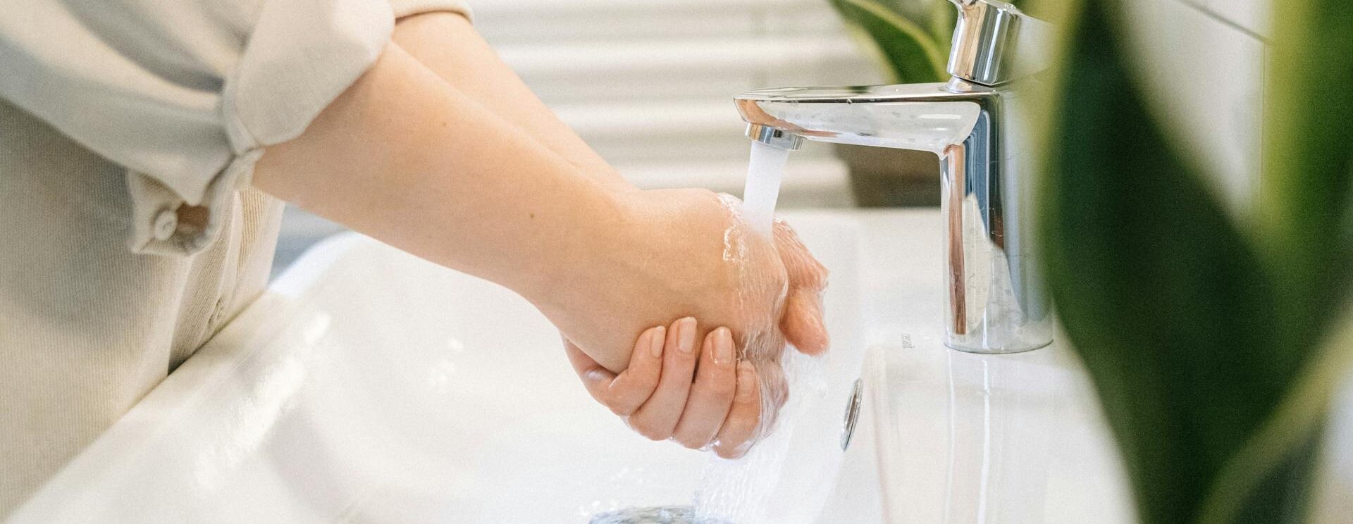 Femme qui se lave les mains