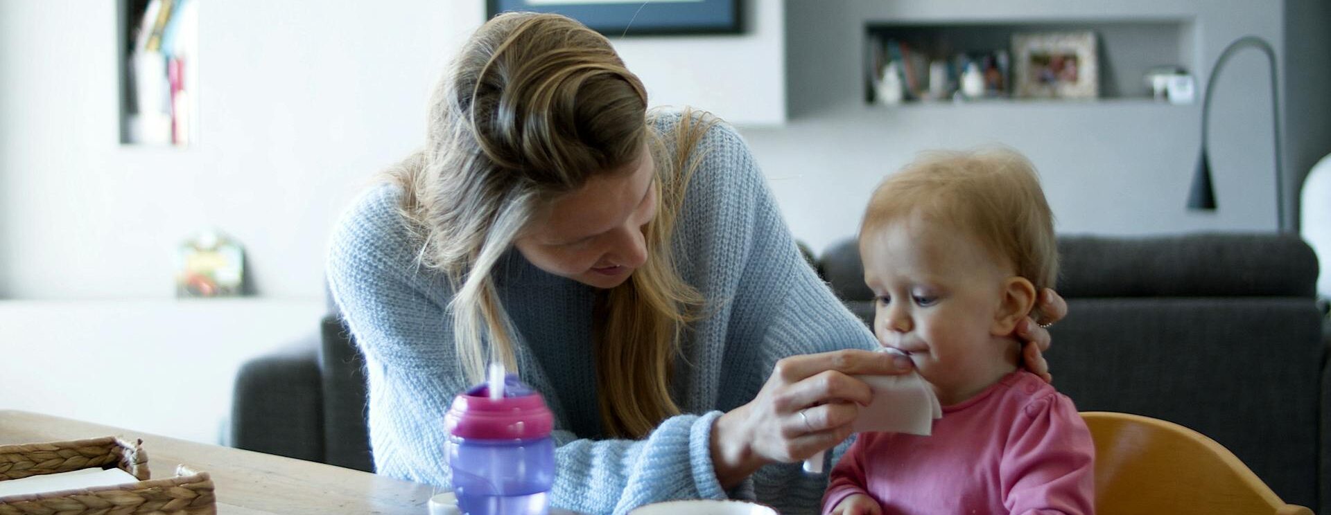 Femme qui essuie la bouche d'un bébé