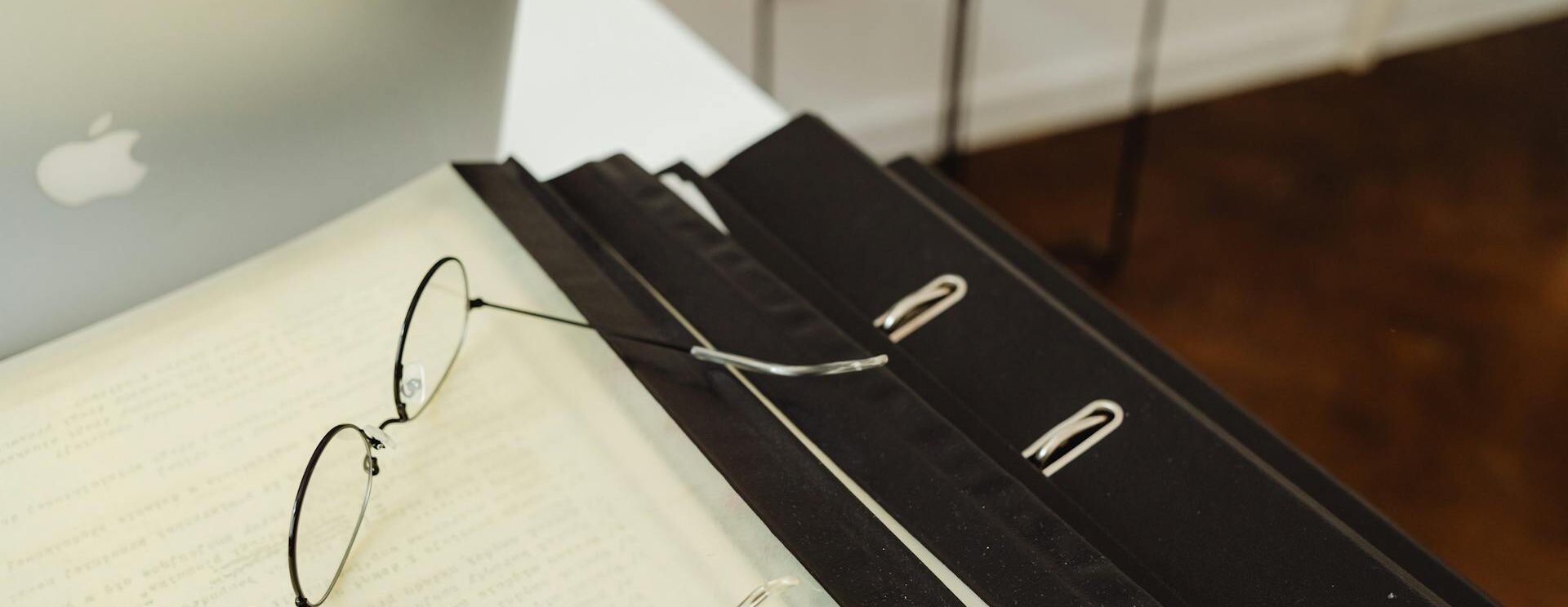 Lunettes sur classeur