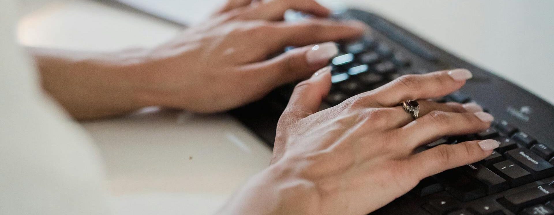 Mains qui tapent sur un clavier