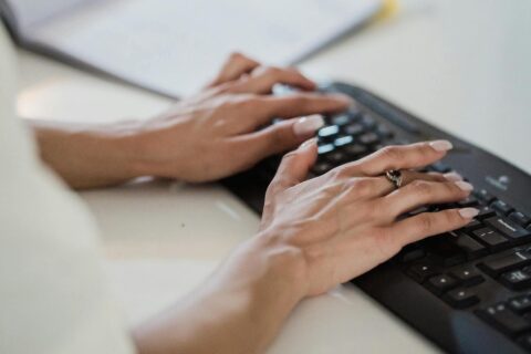 Mains qui tapent sur un clavier