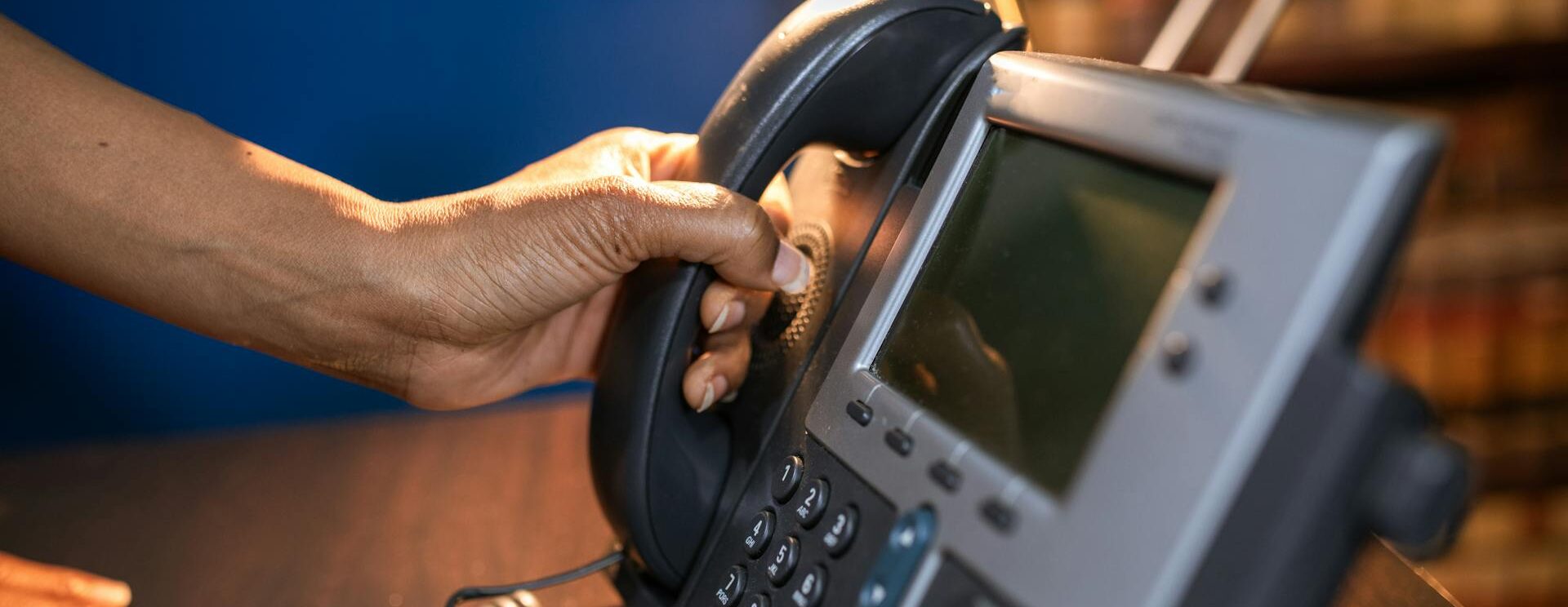 Main qui tient un téléphone