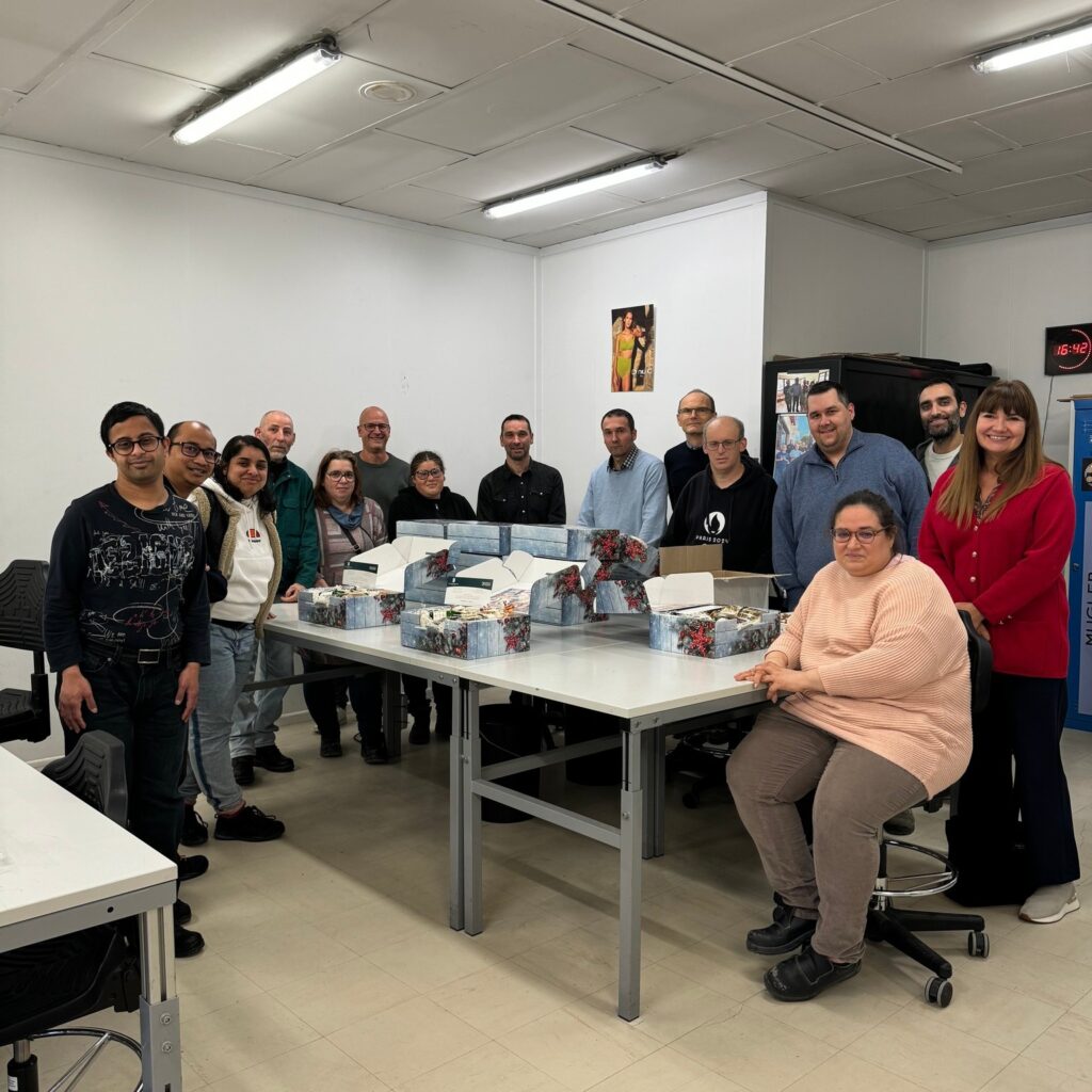 Plusieurs personnes autour d'une table avec des colis destinés aux seniors - Agrandir l'image, fenêtre modale