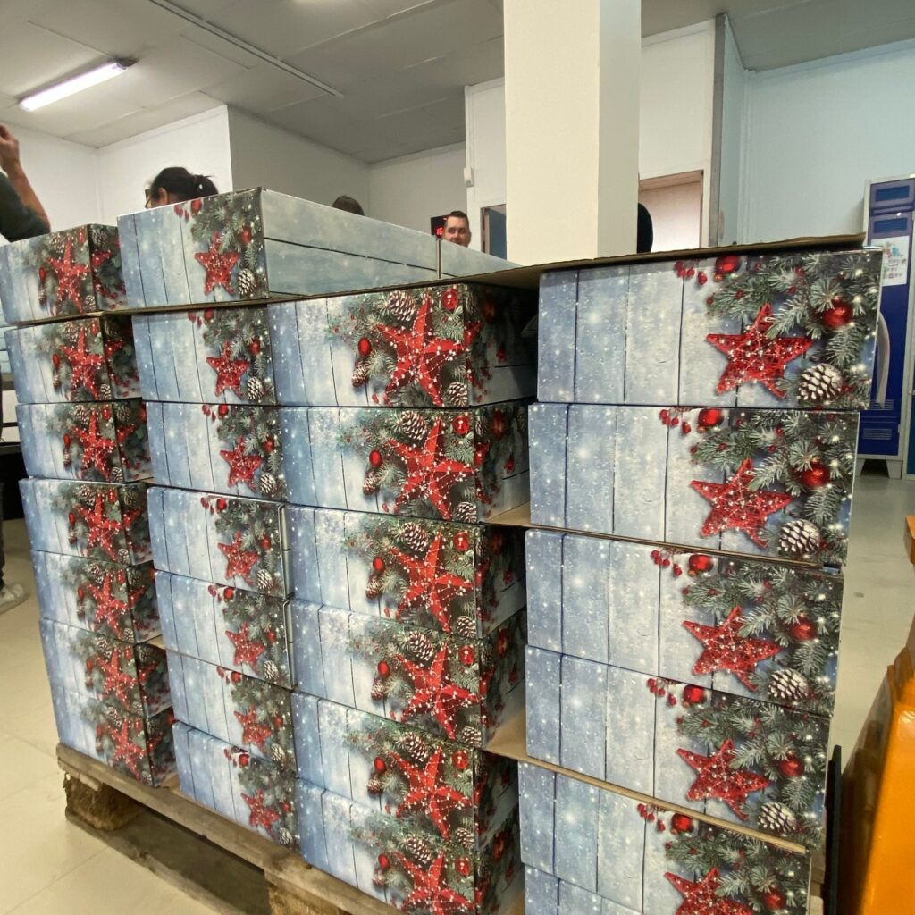 Colis destinés aux seniors empilés sur des palettes - Agrandir l'image, fenêtre modale