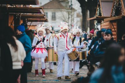 Parade musicale dans la rue - Agrandir l'image 1 sur 24, fenêtre modale