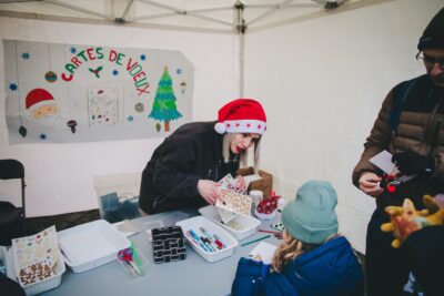 Femme qui anime un atelier cartes de voeux - Agrandir l'image 7 sur 24, fenêtre modale