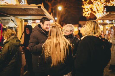 Monsieur le Maire qui parle avec trois personnes - Agrandir l'image 9 sur 24, fenêtre modale