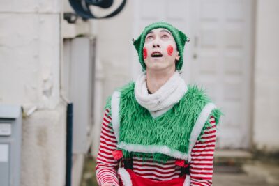 Homme habillé en lutin qui jongle - Agrandir l'image 11 sur 24, fenêtre modale