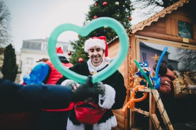 Homme qui tient un ballon en forme de coeur - Agrandir l'image 12 sur 24, fenêtre modale