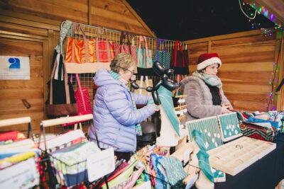 Deux femmes qui tiennent un stand - Agrandir l'image 14 sur 24, fenêtre modale