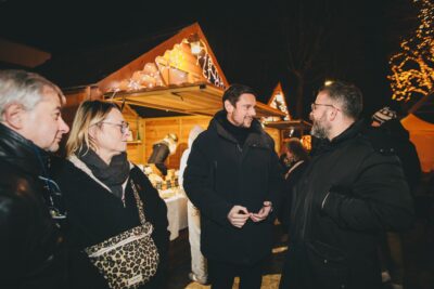 Monsieur le Maire qui parle avec trois personnes - Agrandir l'image 16 sur 24, fenêtre modale