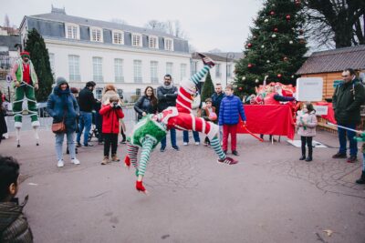 Homme habillé en lutin qui fait un salto dans la rue - Agrandir l'image 18 sur 24, fenêtre modale