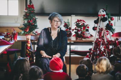 Femme qui parle au micro devant des enfants - Agrandir l'image 20 sur 24, fenêtre modale
