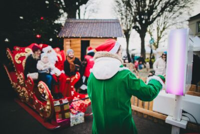 Femme qui prend en photo le Père Noël avec une famille dans son traineau - Agrandir l'image 24 sur 24, fenêtre modale