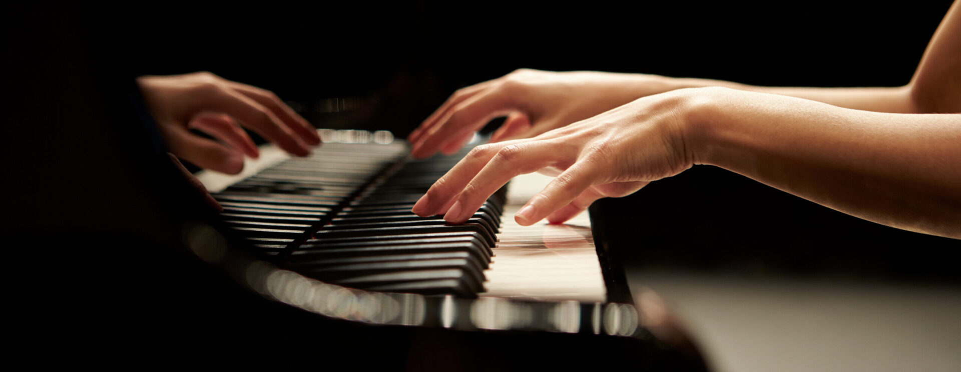 Mains qui jouent du piano