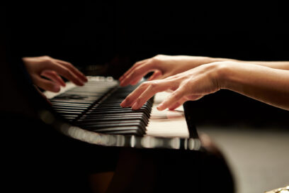 Mains qui jouent du piano - Agrandir l'image, fenêtre modale