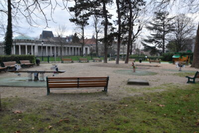 Aire de jeux d'enfants avec des bancs - Agrandir l'image 2 sur 3, fenêtre modale