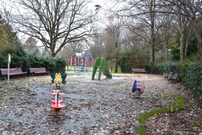 Toboggan dans une aire de jeux d'enfants - Agrandir l'image 6 sur 8, fenêtre modale