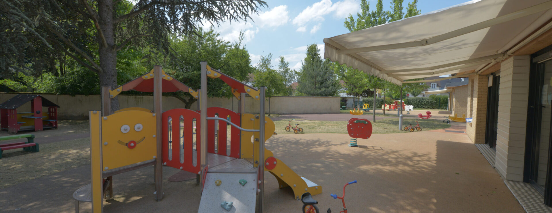 Cours avec aire de jeux