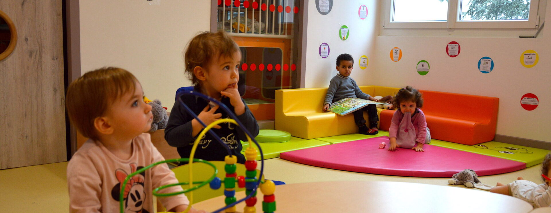 Enfants dans une salle de jeux
