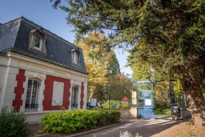 Bâtiment devant une entrée de parc - Agrandir l'image 1 sur 3, fenêtre modale