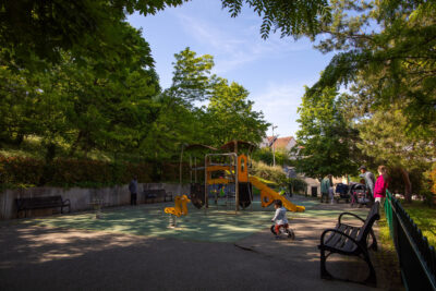 Aire de jeux d'enfants  - Agrandir l'image 2 sur 8, fenêtre modale