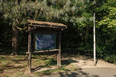 Entrée du parc avec un panneau d'information - Agrandir l'image 1 sur 8, fenêtre modale