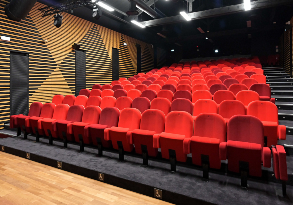 Sièges rouges dans une salle de spectacle - Agrandir l'image, fenêtre modale