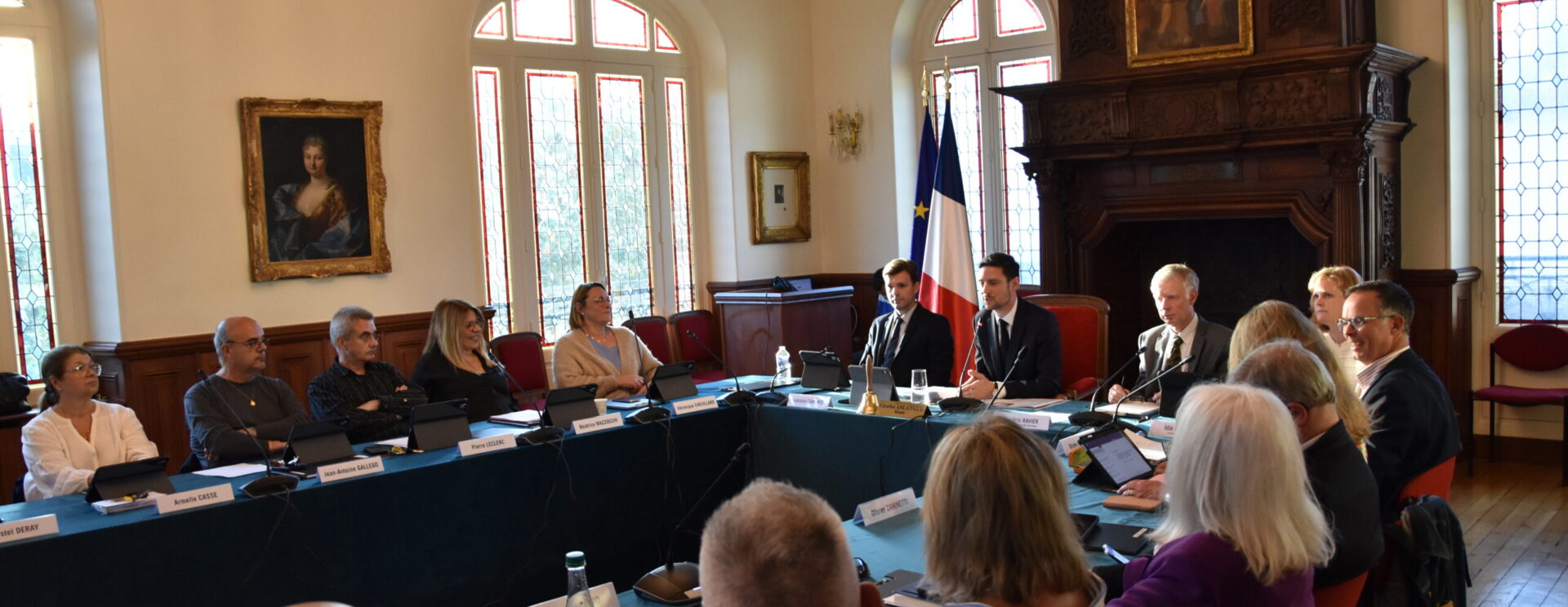 Personnes assises autour d'une grande table