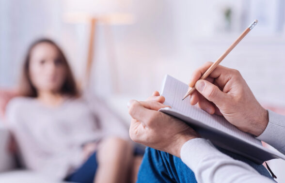 Personne qui écrit sur un carnet