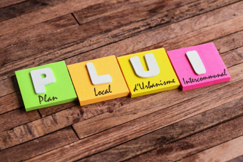 Lettres "PLUI" en post-it