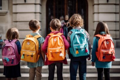 groupe d'enfant le jour de la rentrée scolaire avec des cartable devant une école - Agrandir l'image, fenêtre modale