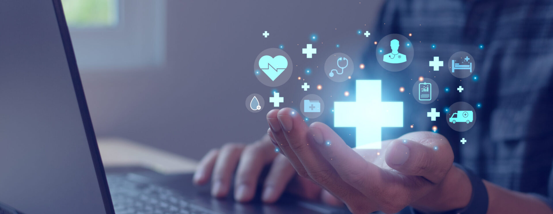 Main avec des pictogrammes santé