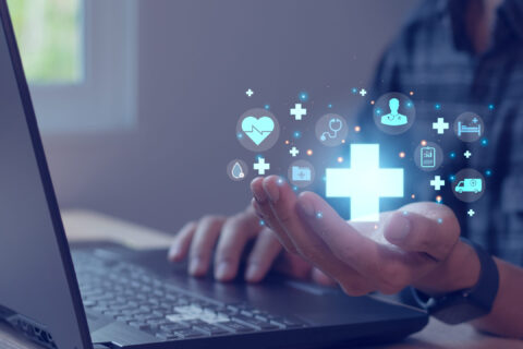 Main avec des pictogrammes santé