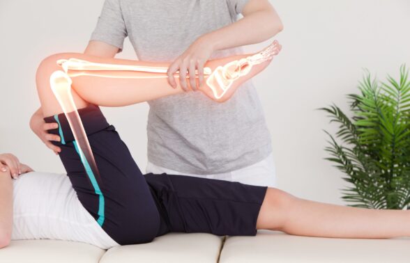 Chiropracteur qui tient la jambe d'un patient