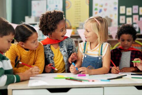 Enfants qui colorient