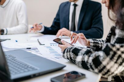Femme qui regarde son téléphone - Agrandir l'image, fenêtre modale