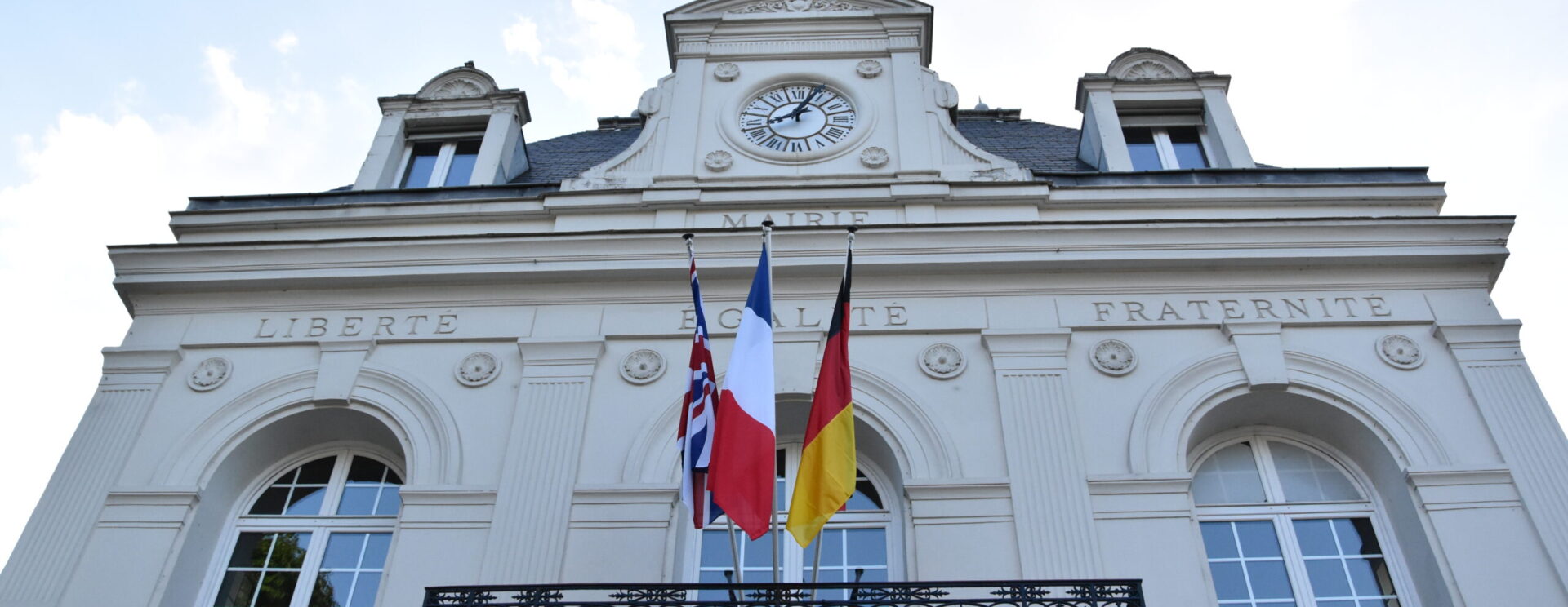 Hôtel de Ville pavoisé - Jubilé de jumelage