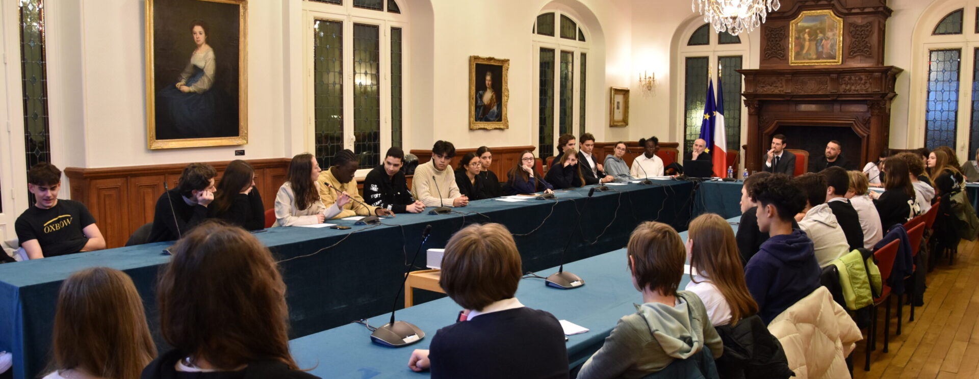 Jeunes assis à une table avec un micro