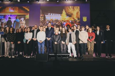 Un groupe de personnes sur une estrade - Agrandir l'image 19 sur 20, fenêtre modale