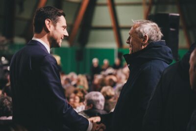 Monsieur le Maire salue une personne - Agrandir l'image 12 sur 20, fenêtre modale