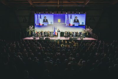 Salle remplie de personnes  - Agrandir l'image 2 sur 20, fenêtre modale