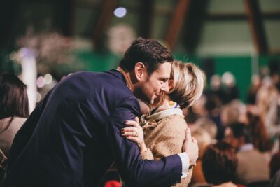 Monsieur le Maire embrasse amicalement une personne  - Agrandir l'image 5 sur 20, fenêtre modale