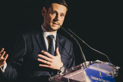 Monsieur le Maire devant un pupitre  - Agrandir l'image 11 sur 20, fenêtre modale