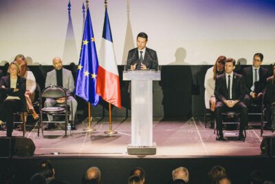 Monsieur le Maire parle devant une foule - Agrandir l'image 3 sur 20, fenêtre modale