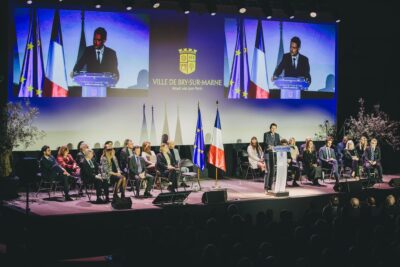 Monsieur le Maire parle devant une foule - Agrandir l'image 10 sur 20, fenêtre modale