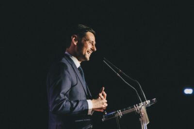 Monsieur le Maire devant un pupitre  - Agrandir l'image 9 sur 20, fenêtre modale