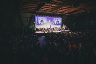 Salle remplie de personnes  - Agrandir l'image 13 sur 20, fenêtre modale